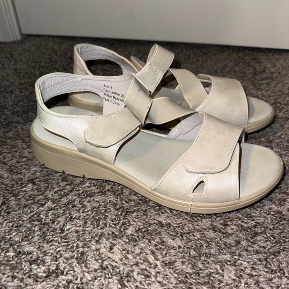 Shoes - NWOT Women's faux leather Cream Sandals size 9